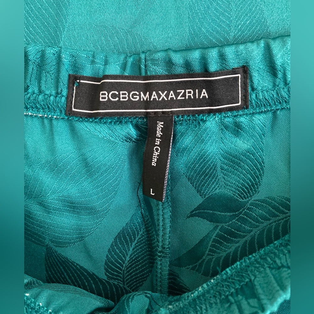 BCBGMAXAZRIA | NWT Women’s 2 Piece Leaf Jacquard Top & Short Set - Picture 6 of 9
